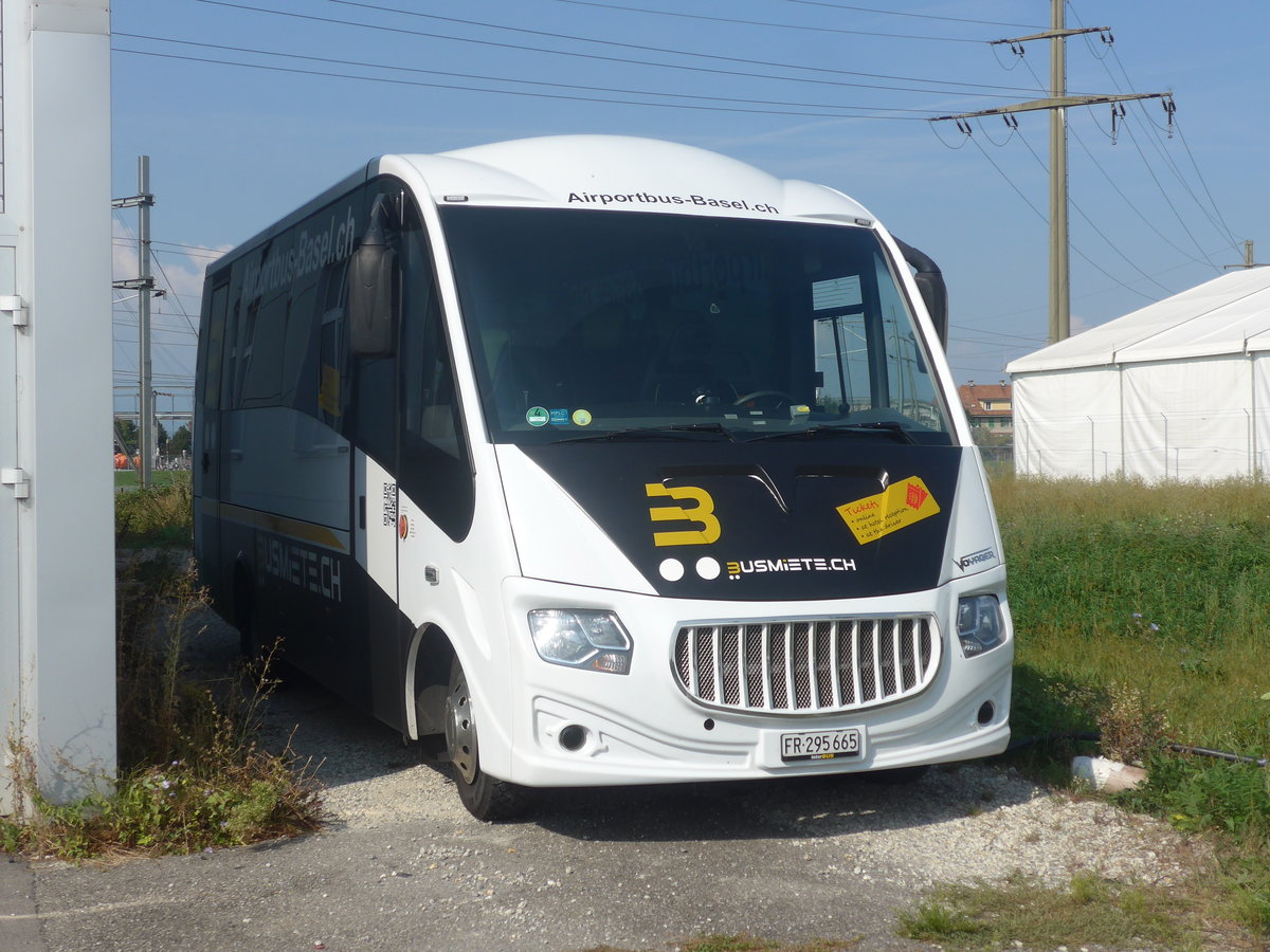 (220'846) - Busmiete, Mnchenstein - FR 295'665 - Iveco/Sitcar am 20. September 2020 in Kerzers, Garage Edelline (Einsatz Airportbus)