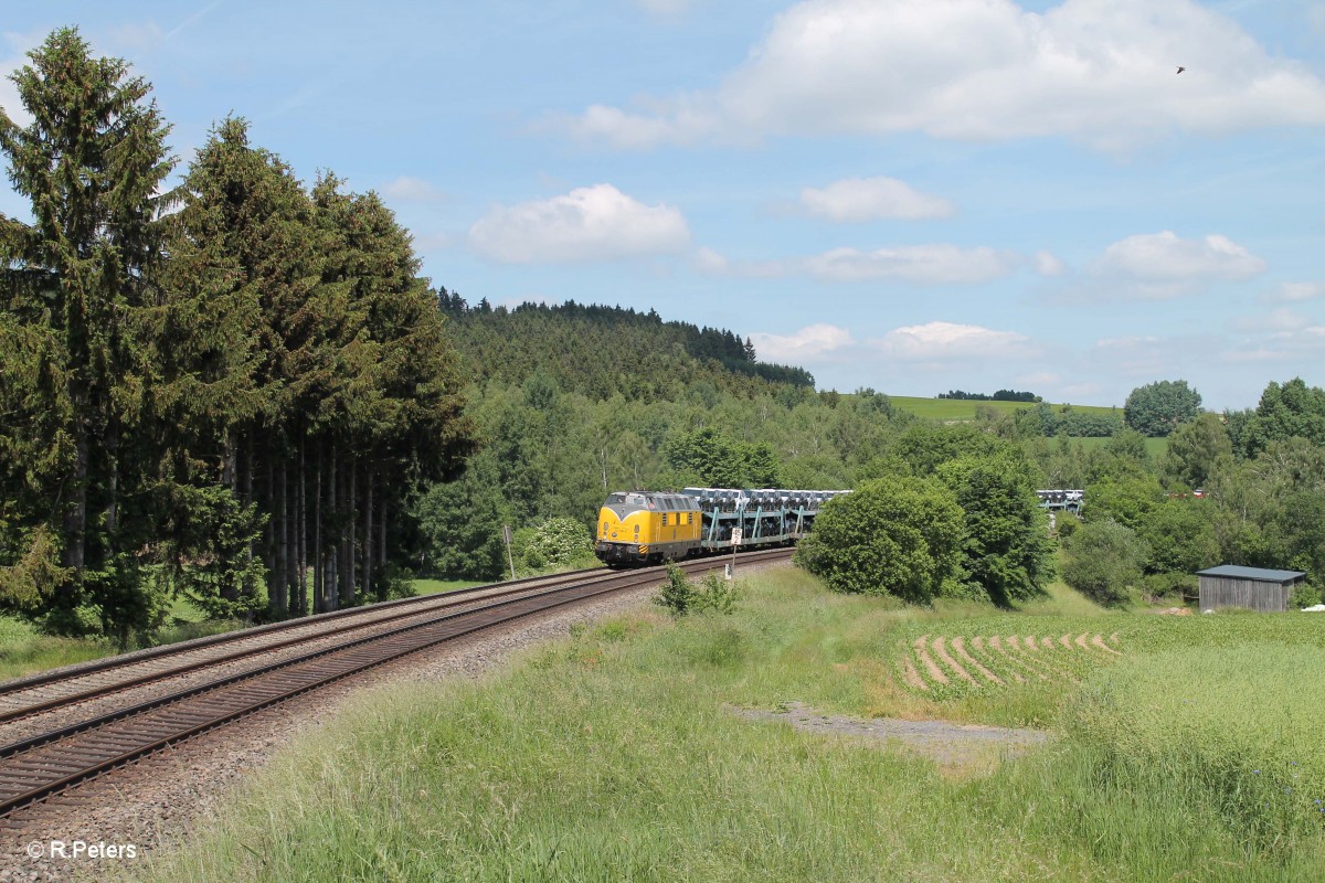 221 106-8 zieht bei Lengenfeld mit dem XTCH - Saal a.d. Donau einem Furth im Wald Umleiter über die KBS 855. 17.06.15