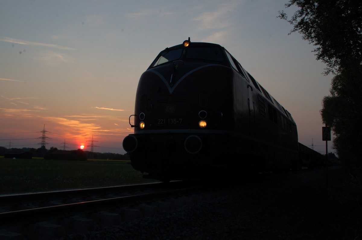 221 135-7 bei Senden im Sonnenuntergang des 29.04.2007.