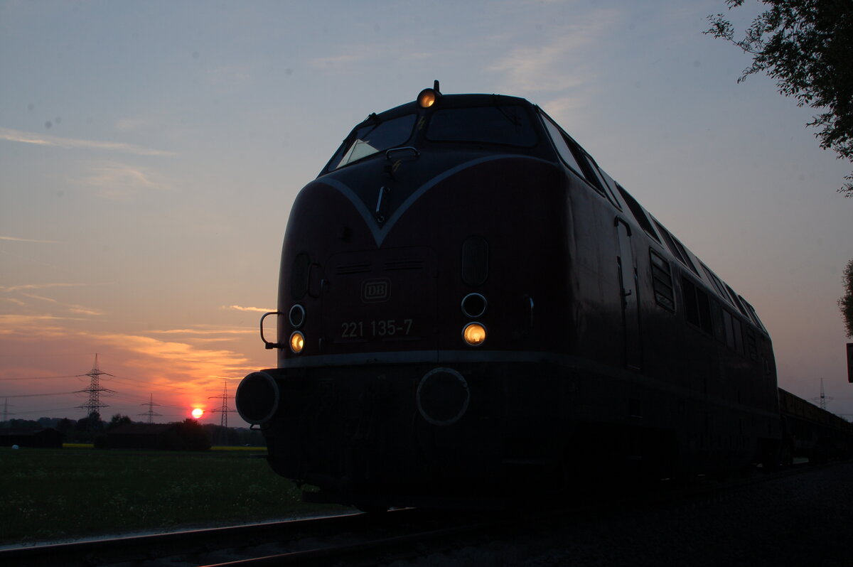 221 135-7 bei Sonnenuntergang bei Senden am 29.04.2007.