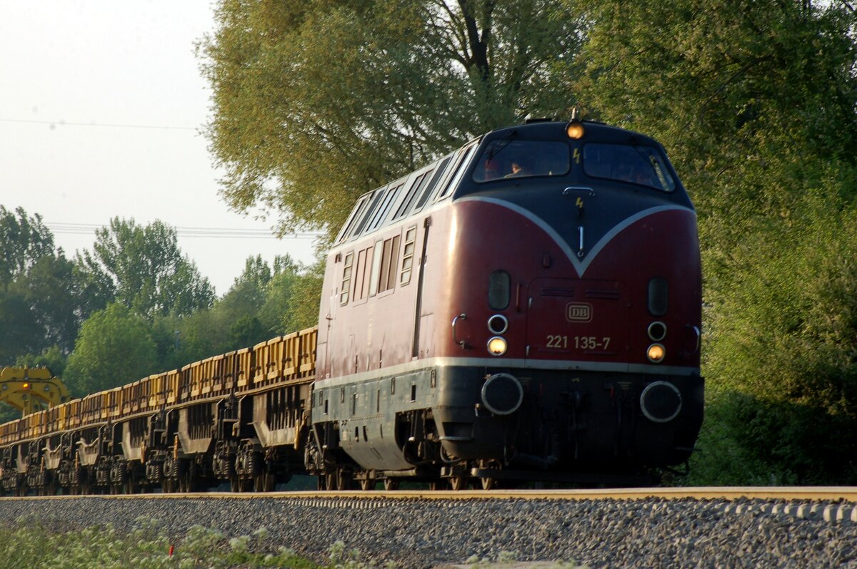 221 135-7 mit Bauzug bei Senden am 29.04.2007.