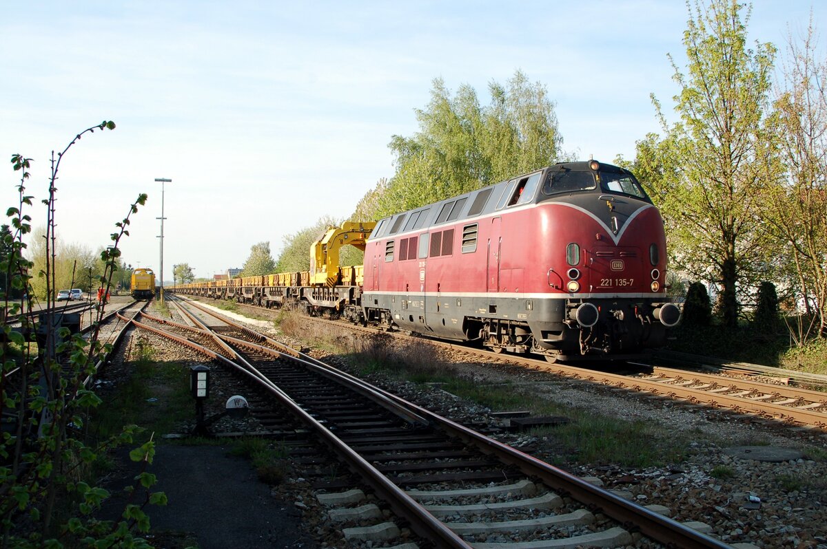 221 135-7 mit Bauzug für Material-Laufkatzen in Vöhringen am 21.04.2007.