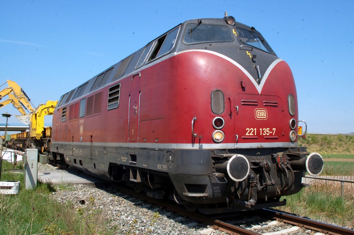 221 135-7 in Vöhringen am 21.04.2007.