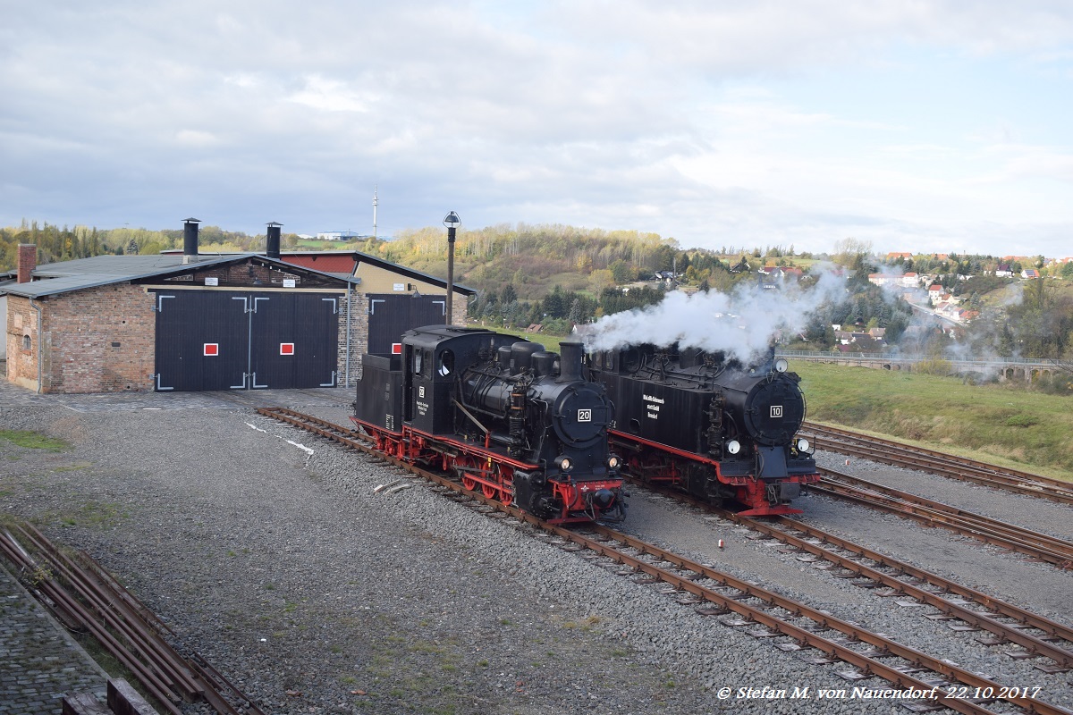 22.10.2017: In Hettstedt-Kupferkammerhütte nimmt Lok 20 vorm Lokschuppen Wasser. Auf dem Nachbargleis steht Lok 10.