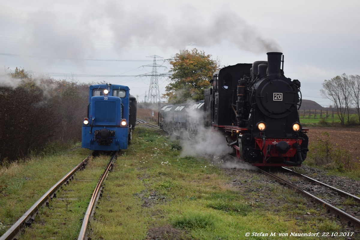 22.10.2017: In der Station Bocksthal (Richtung Benndorf) steht der Güterzug mit Lok 20 neben einem GmP mit Lok 33.