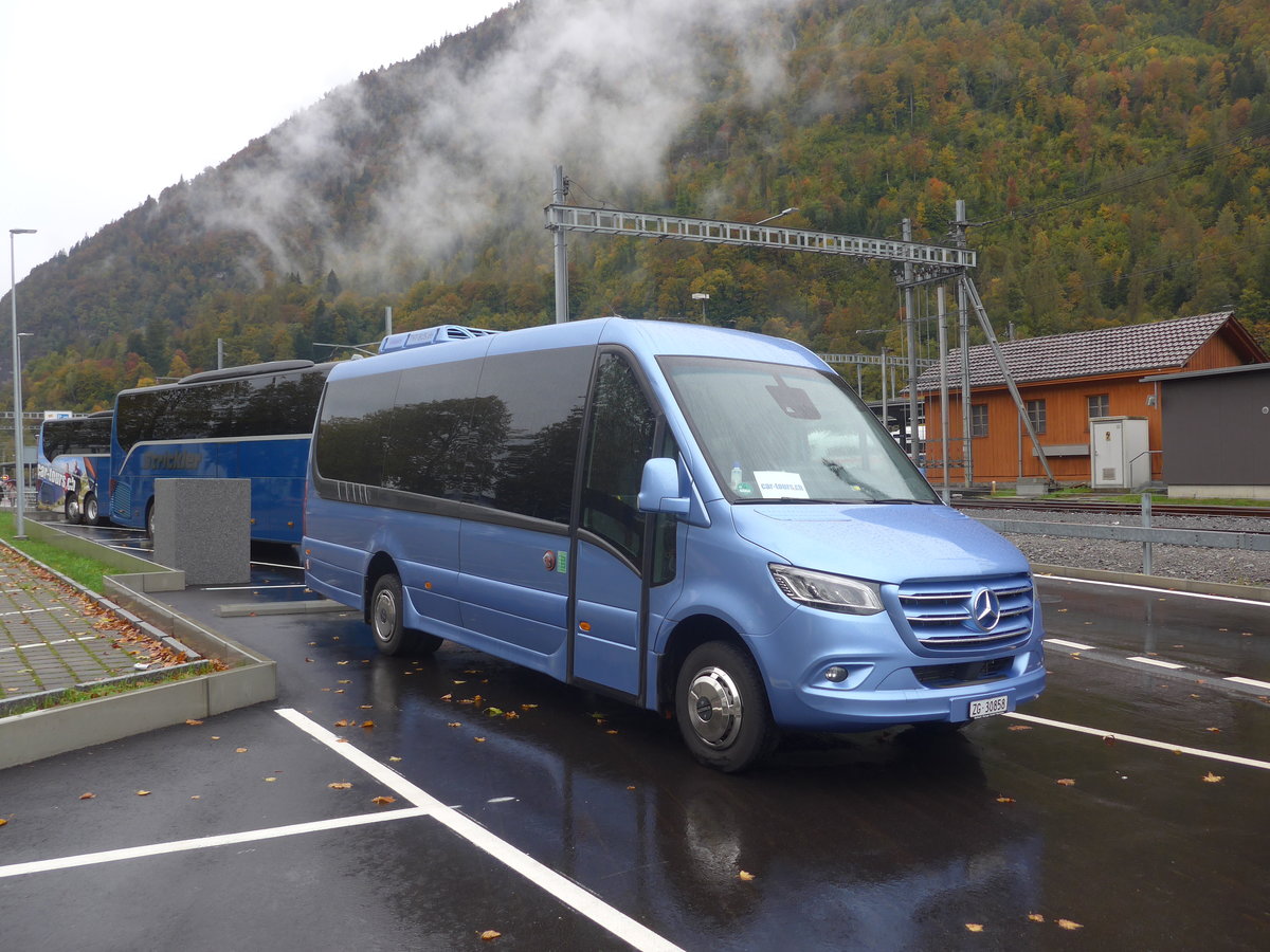 (221'670) - Strickler, Neuheim - ZG 30'858 - Mercedes am 10. Oktober 2020 beim Bahnhof Interlaken Ost