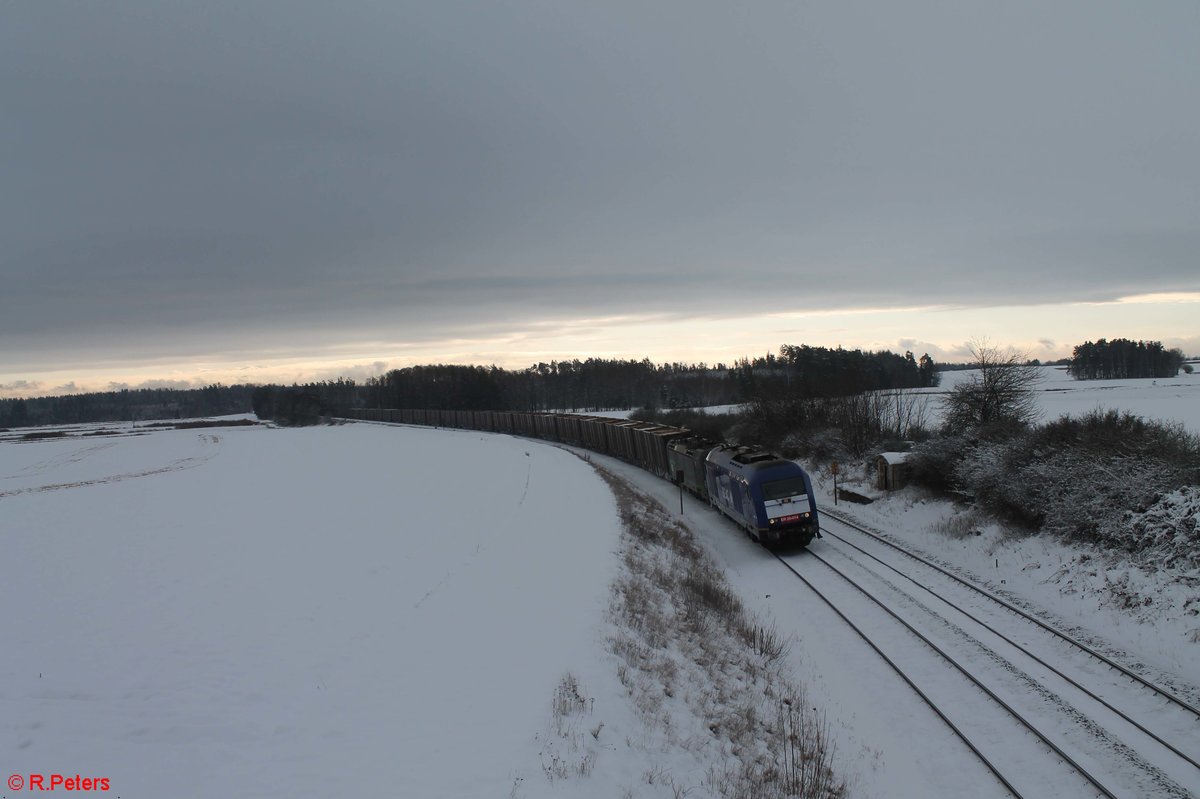 223 014 und 193 209 mit dem Hackschnitzelzug bei Oberteich. 09.01.21