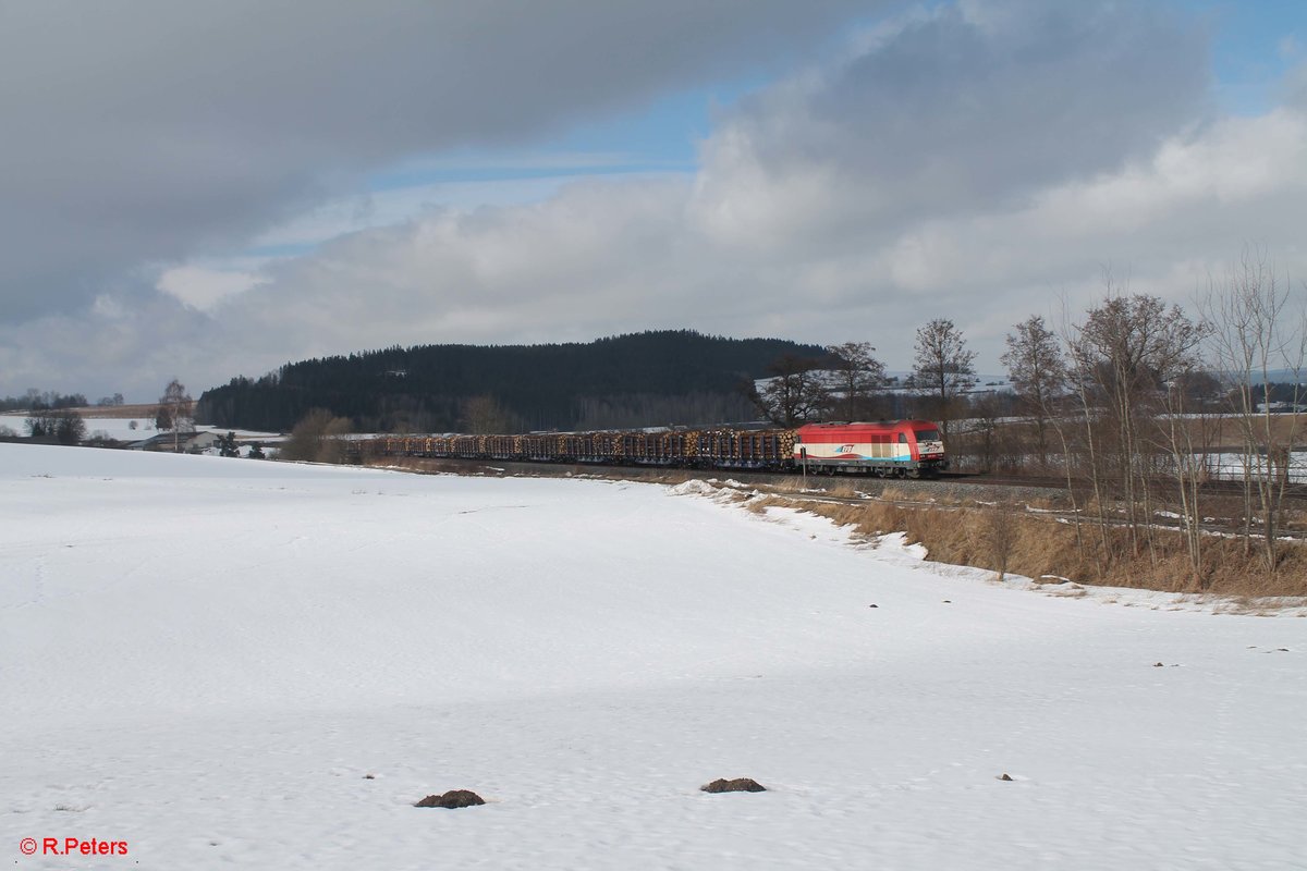 223 031 zieht bei Lengenfeld den Holzzug Schirnding - Deggendorf. 17.02.17