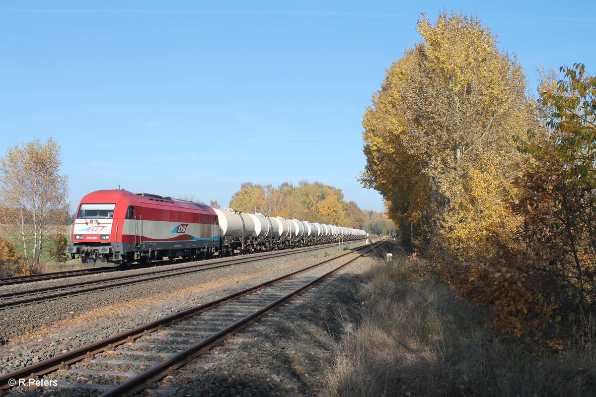 223 031 zieht bei Schönfeld einen Kesselzug aus Cheb nach Ingolstadt. 01.11.16