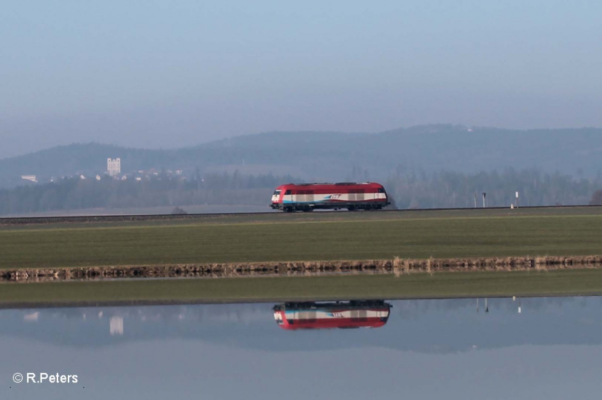 223 033 alias 420 13 kommt bei Oberteich als Lz zurck nach dem sie ein Kesselzug von Regensburg nach Cheb/Eger gebracht hatte. Im Hintergrund sieht man sie Wallfahrtskirche Maria Hilf in Fuchsmhl. 18.03.16