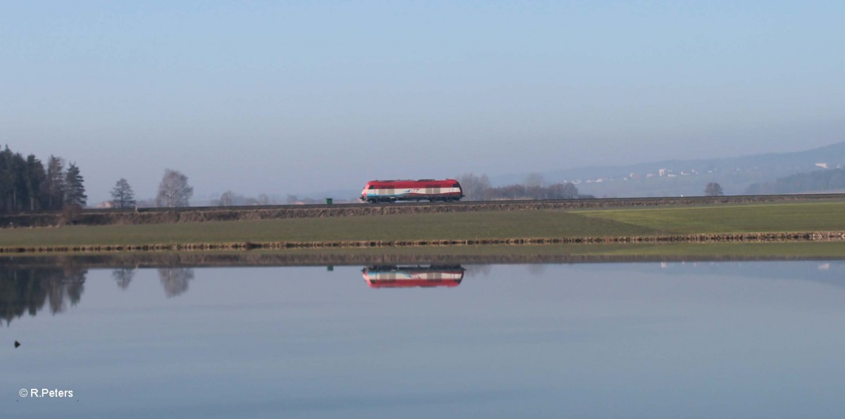 223 033 alias 420 13 kommt bei Oberteich als Lz zurck nach dem sie ein Kesselzug von Regensburg nach Cheb/Eger gebracht hatte. Im Hintergrund sieht man sie Wallfahrtskirche Maria Hilf in Fuchsmhl. 18.03.16