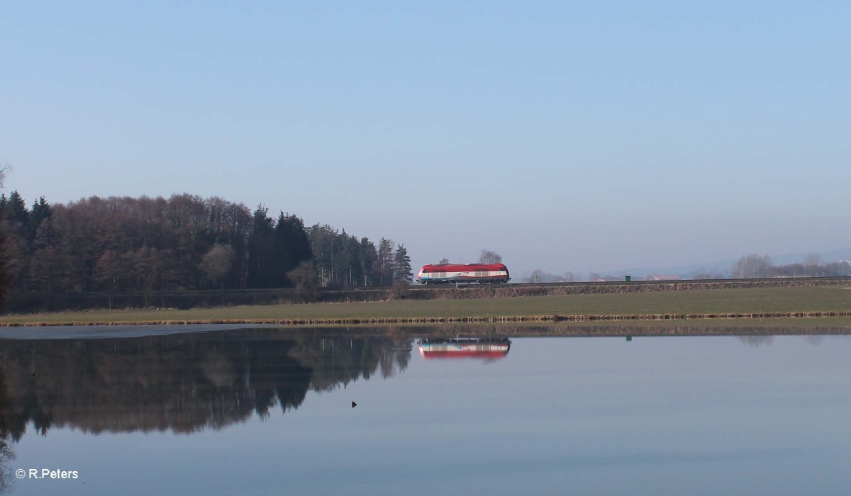 223 033 alias 420 13 kommt bei Oberteich als Lz zurck nach dem sie ein Kesselzug von Regensburg nach Cheb/Eger gebracht hatte. Im Hintergrund sieht man sie Wallfahrtskirche Maria Hilf in Fuchsmhl. 18.03.16