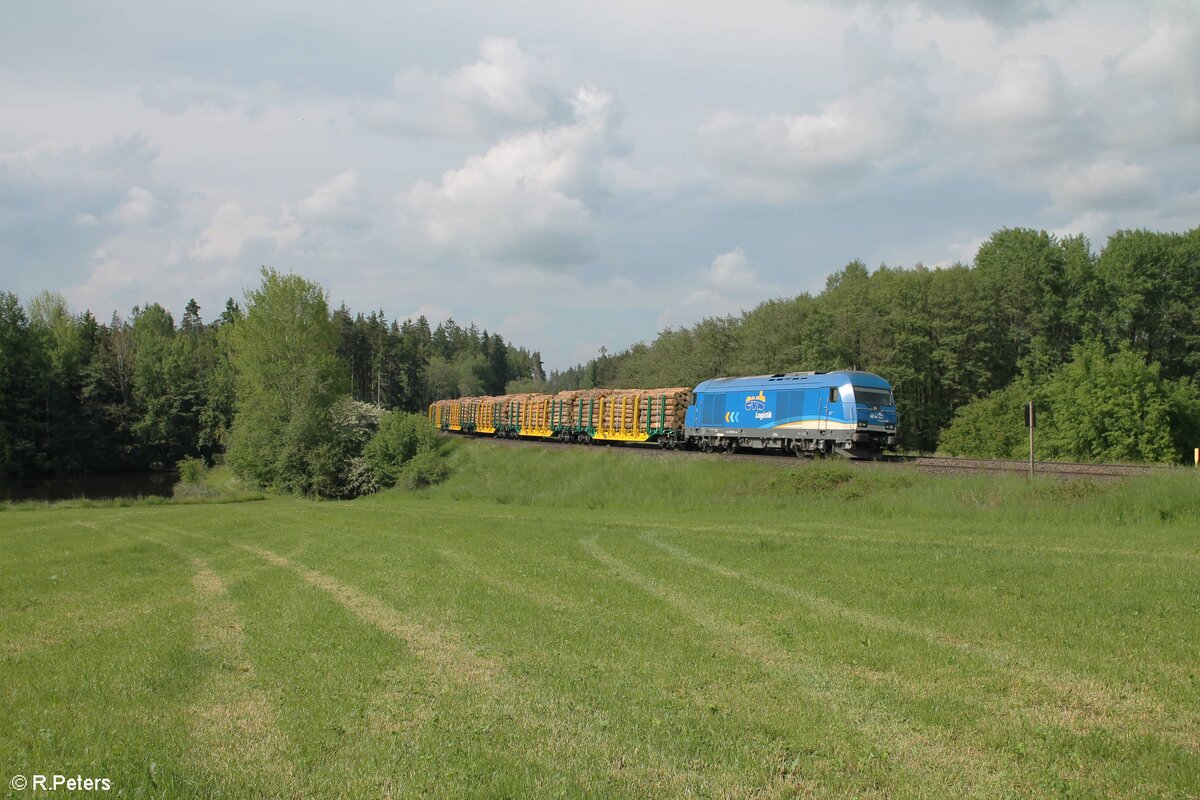 223 033 mit dem Schwaiger Holzzug Dresden -Hengersberg bei Oberteich. 09.06.21