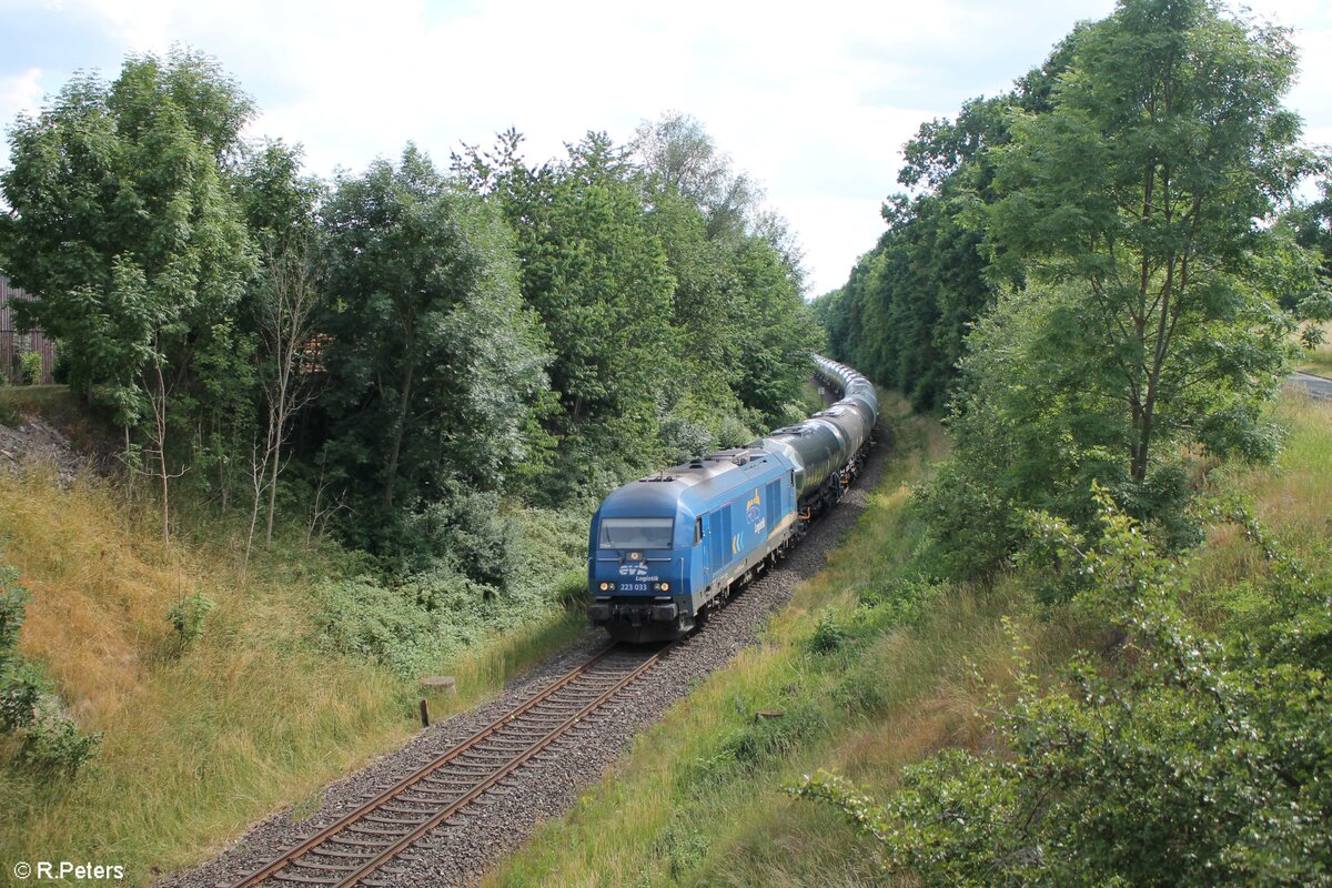 223 033 mit einem Kesselzug nach Cheb bei Seußen. 04.07.22