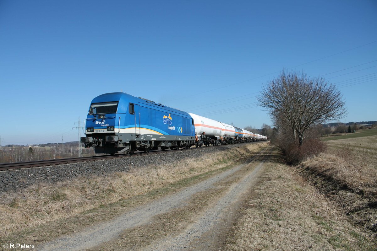 223 033 mit Gaskesselzug aus Cheb kurz vor Marktredwitz. 22.03.22