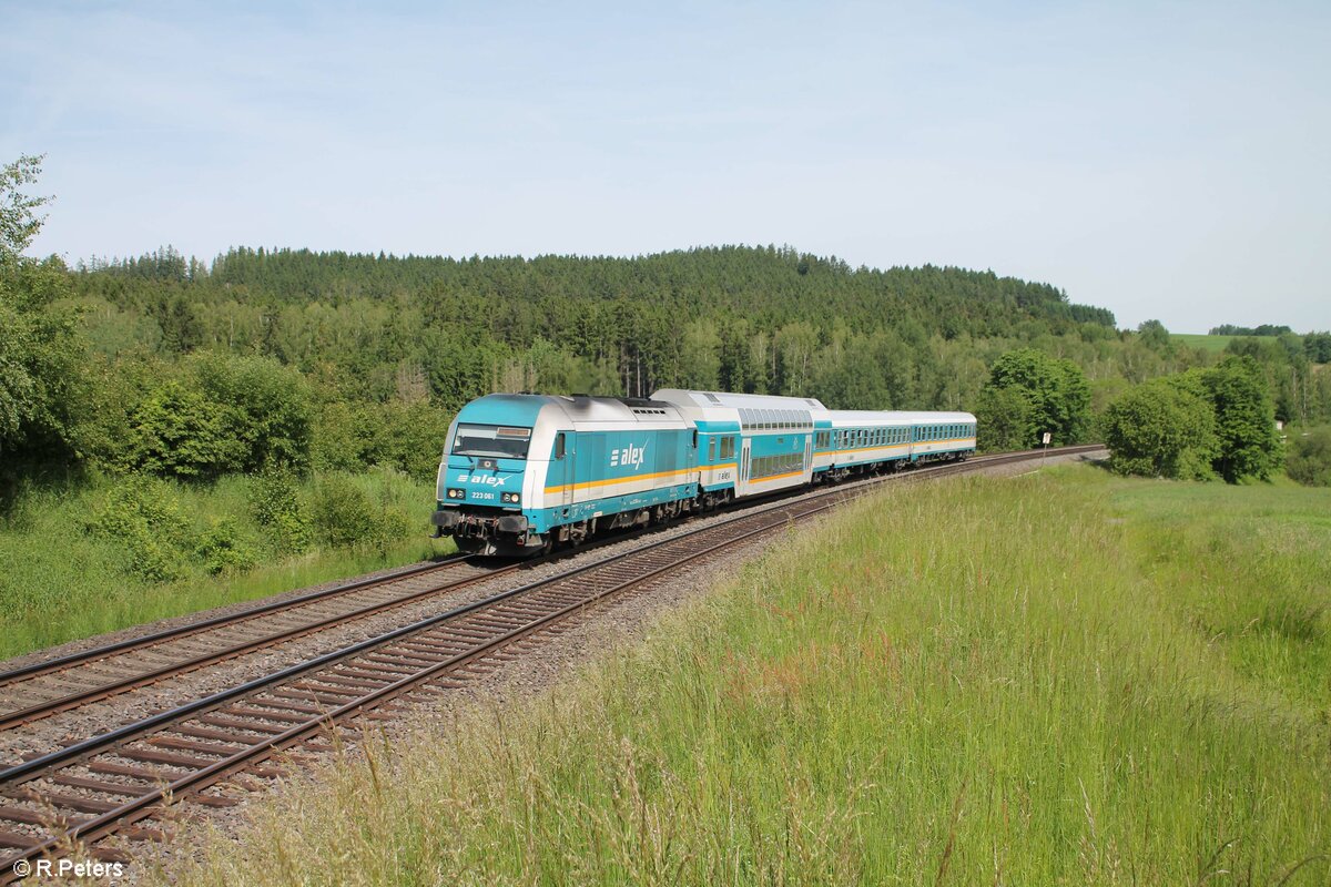 223 061 zieht bei Lengenfeld den ALX RE2 79860 Hof - München. 15.06.21