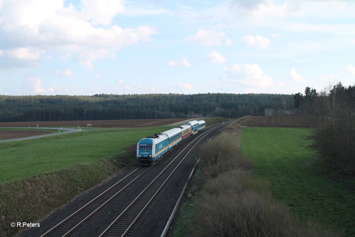 223 062 zieht bei Neudes den ALX84110 München - Hof durch die Kurve. 14.04.16