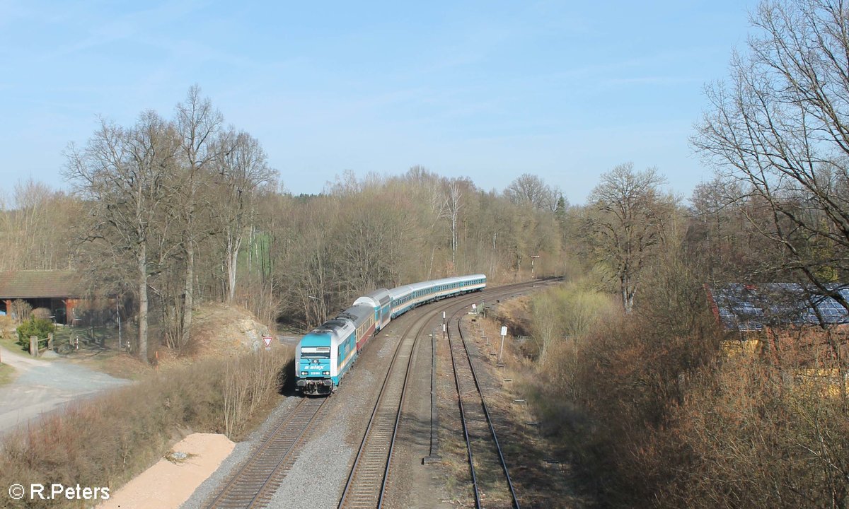 223 063 durchfährt Reuth bei Erbendorf als ALX84111 Hof - München. 01.04.17