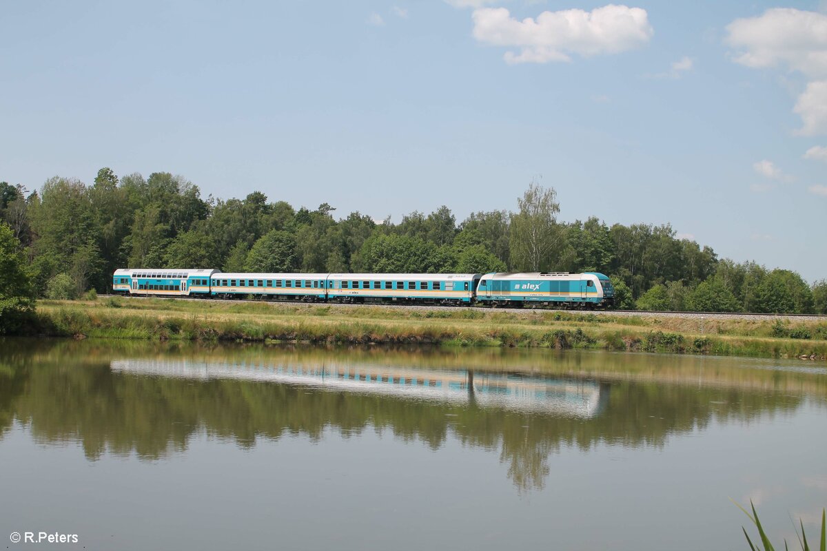 223 063 mit dem RE2 ALX79855 München - Hof kurz vor Wiesau/Oberpfalz. 18.06.23