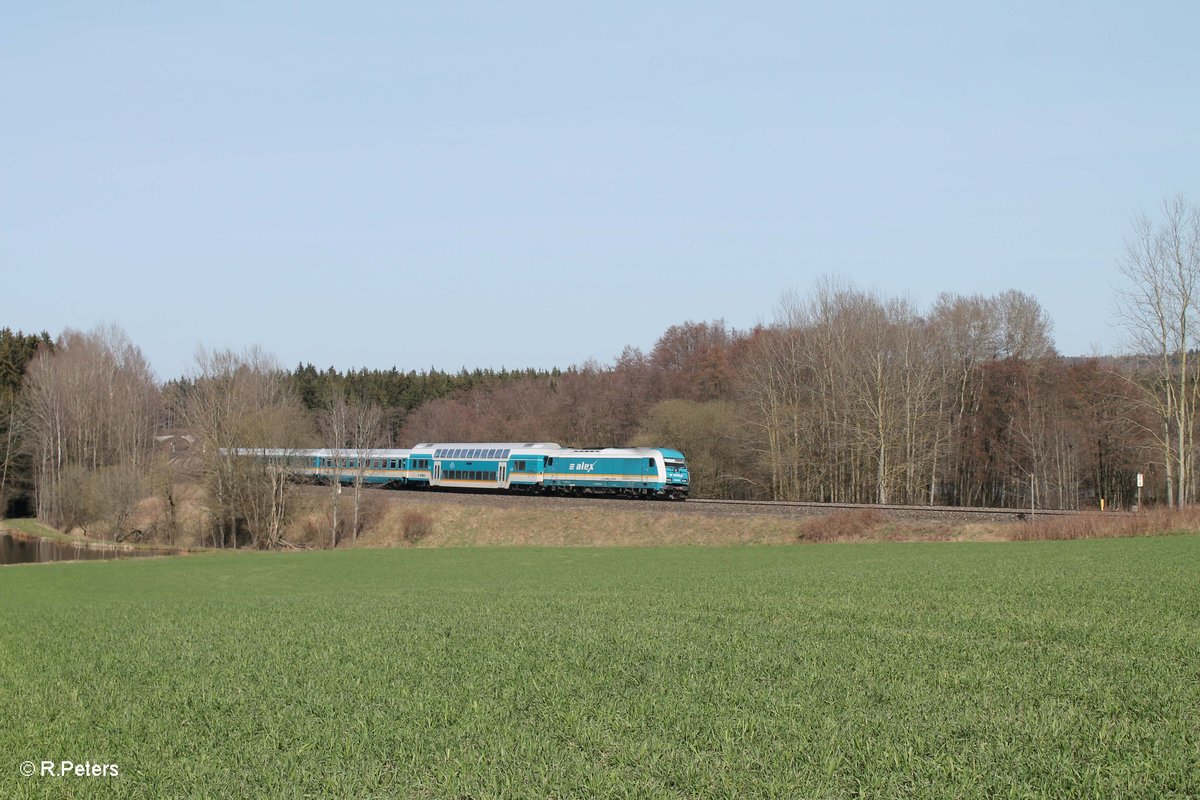 223 063 zieht mit dem ALX84115 Hof - München durch die Kurve bei Oberteich. 02.04.16