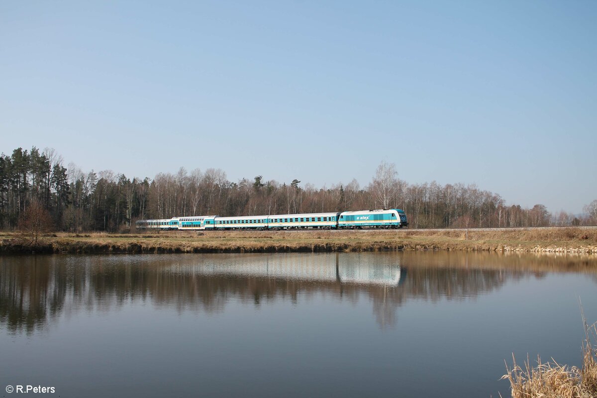 223 063 zieht südlich von Wiesau den ALX  RE2 79853 München nach Hof. 25.03.22