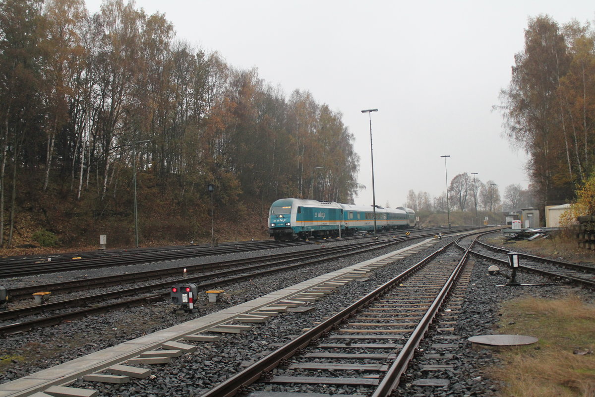 223 065 bei der Einfahrt in Marktredwitz als ALX84129 Hof - München. 11.11.16