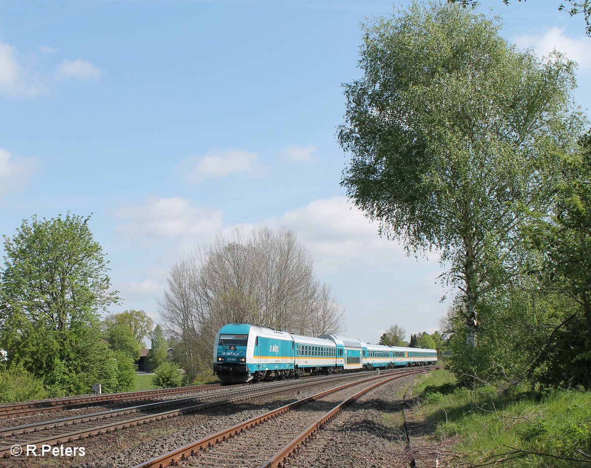 223 065 zieht den ALX84111 Hof - München bei Schönfeld und erreicht gleich Wiesau/Oberpfalz. 14.05.16