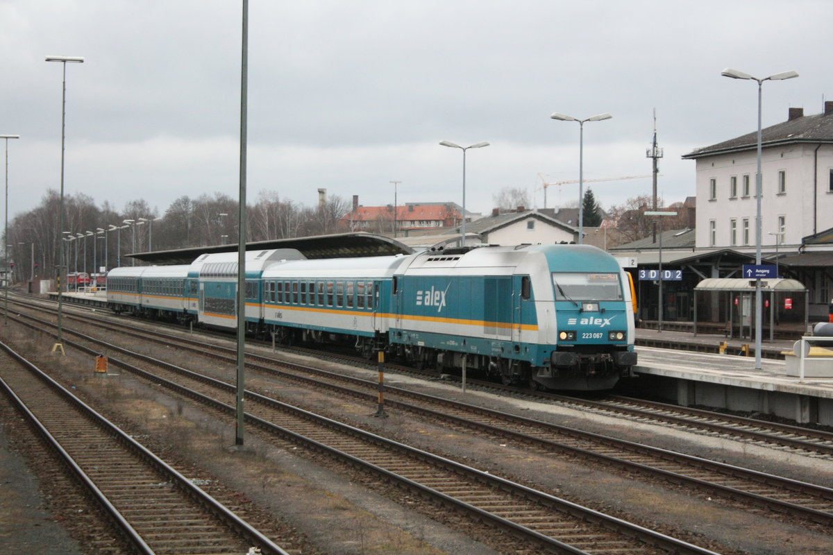 223 067 vom alex mit ziel M�nchen Hbf im Bahnhof Marktredwitz am 23.3.21