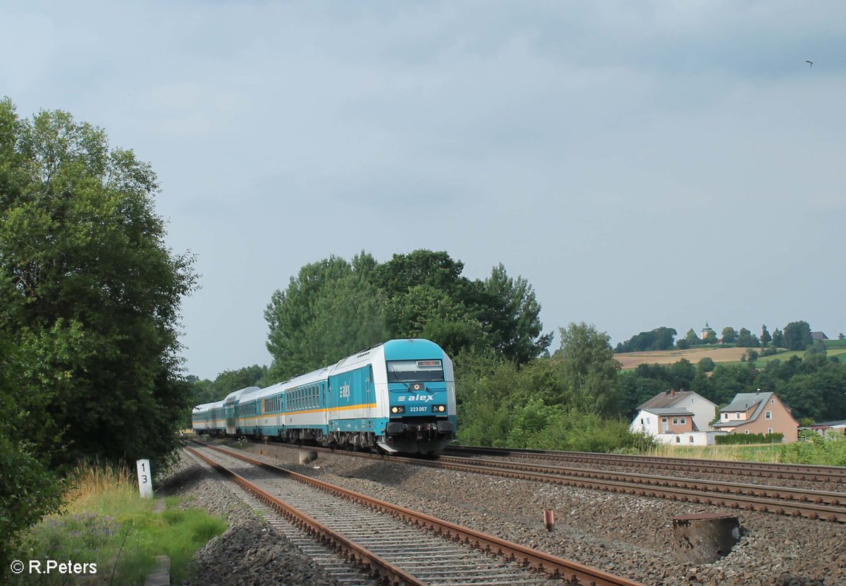 223 067 zieht kurz hinter Wiesau bei Schönfeld den ALX84102 München - Hof 16.07.16