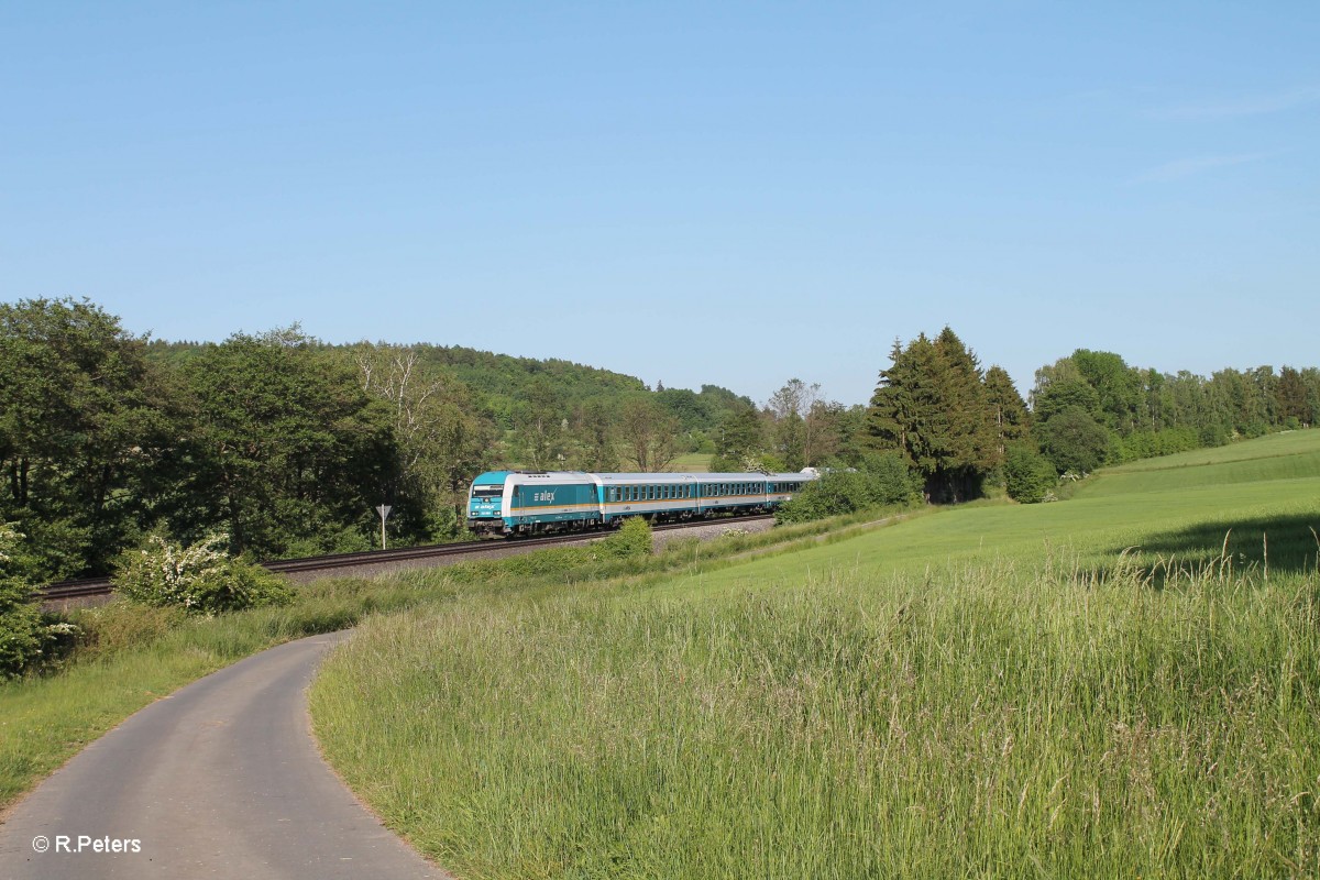 223 068 zieht bei Lengenfeld den ALX84106 Münschen - Hof. 05.06.15