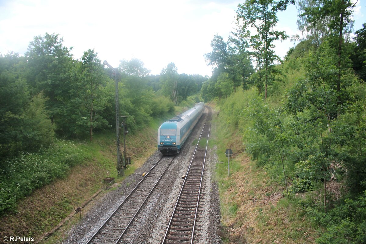 223 071 mit dem ALX RE2 798 München - Hof bei der Einfahrt in Reuth bei Erbendorf. 10.06.22