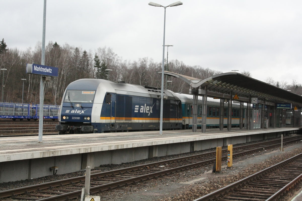 223 081 vom alex verl�sst als RE mit ziel M�nchen Hbf den Bahnhof Marktredwitz am 23.3.21