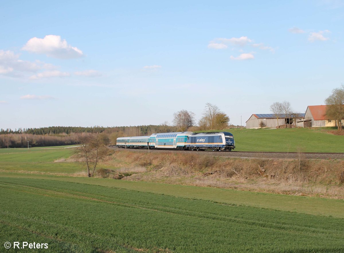 223 081 zieht kurz vor Reuth bei Erbendorf den ALX79852 Hof - München 28.04.21