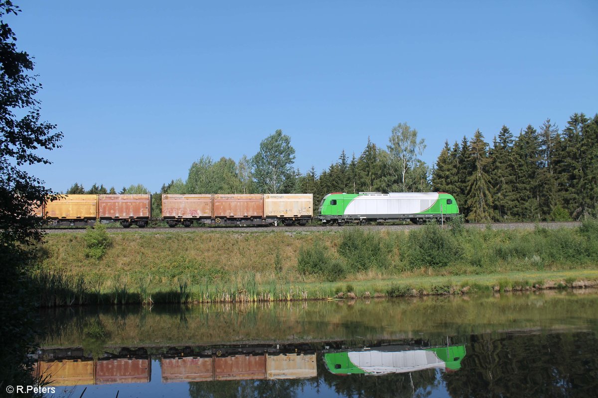 223 103 zieht den Hackschnitzelzug von Wiesau nach Hof bei Oberteich. 28.07.18