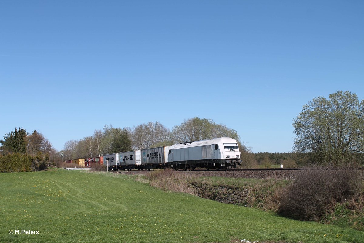 223 143 mit dem Wiesau Containerzug kurz vor ihrem Ziel. 20.04.16