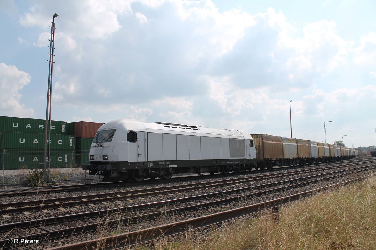 223 143 rangiert mit einem Hackschnitzelzug in Wiesau/oberpfalz. 09.09.16