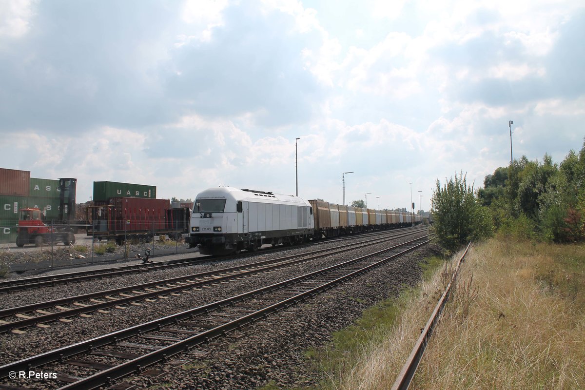 223 143 rangiert mit einem Hackschnitzelzug in Wiesau/oberpfalz. 09.09.16