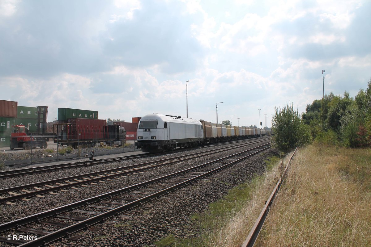 223 143 rangiert mit einem Hackschnitzelzug in Wiesau/oberpfalz. 09.09.16