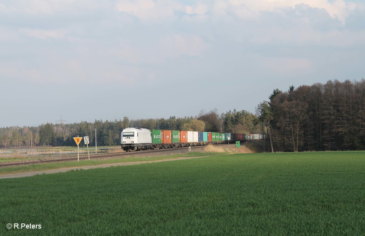 223 143 rollt langsam bei Oberteich mit dem Wiesau - Hamburg nordwärts. 12.04.16