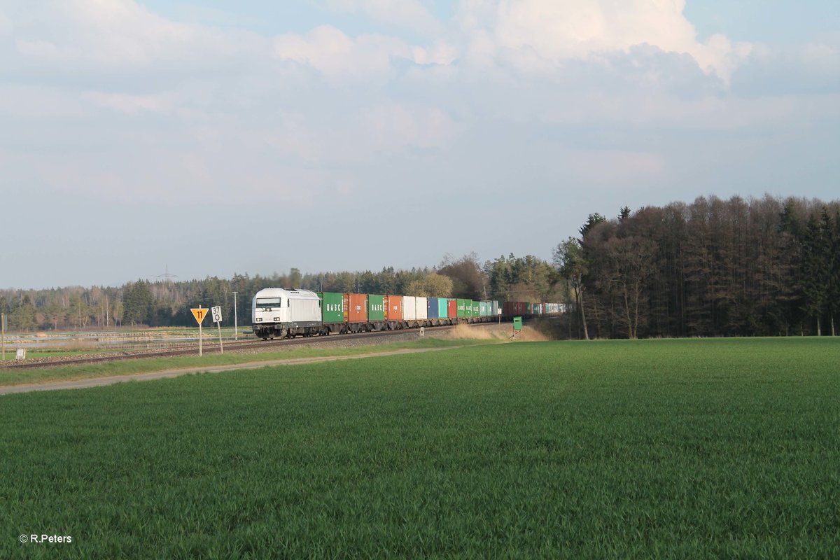 223 143 rollt langsam bei Oberteich mit dem Wiesau - Hamburg nordwärts. 12.04.16