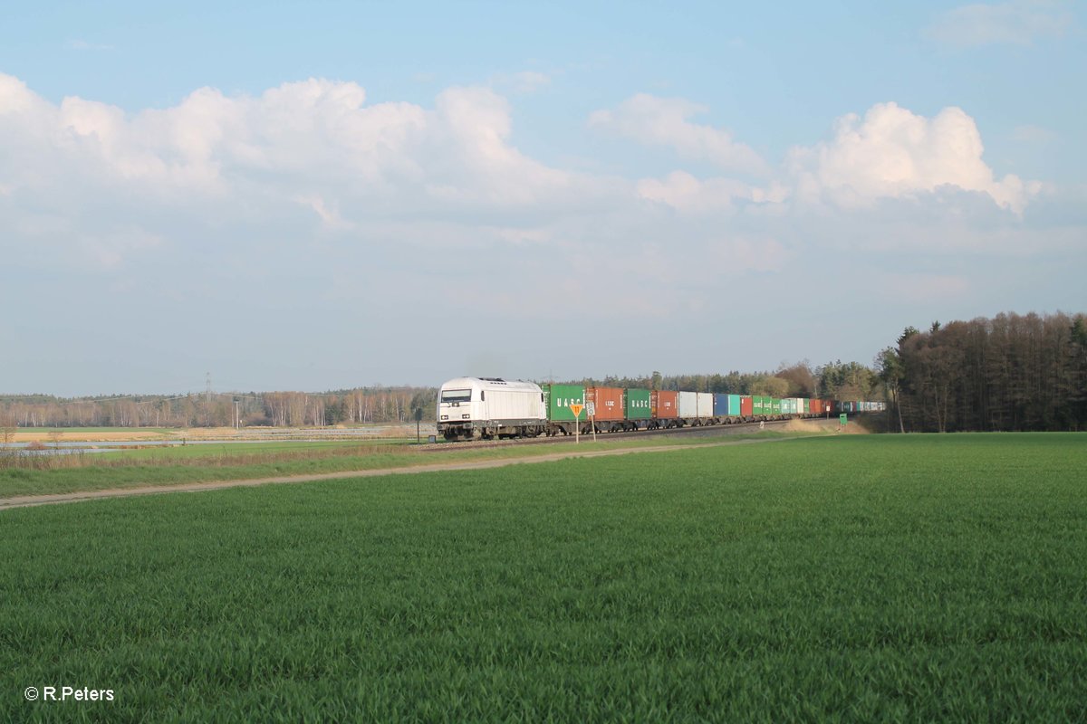 223 143 rollt langsam bei Oberteich mit dem Wiesau - Hamburg nordwärts. 12.04.16