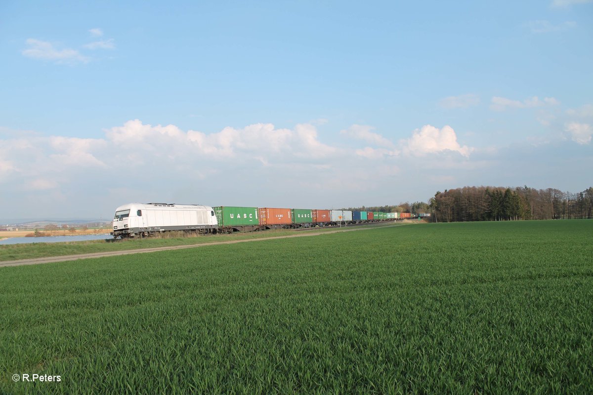 223 143 rollt langsam bei Oberteich mit dem Wiesau - Hamburg nordwärts. 12.04.16