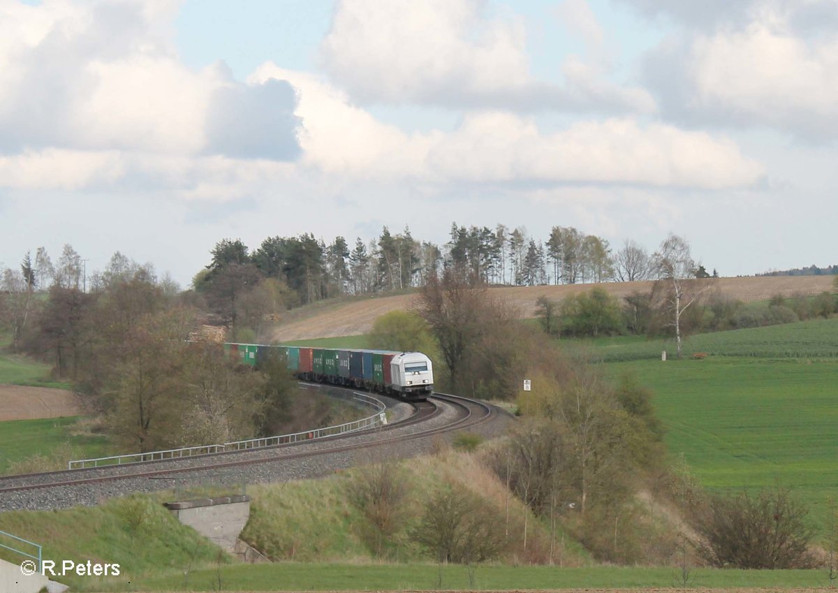 223 143 zieht bei Lengenfeld den Wiesau Containerzug nach Hamburg durch die Kurve. 25.04.16