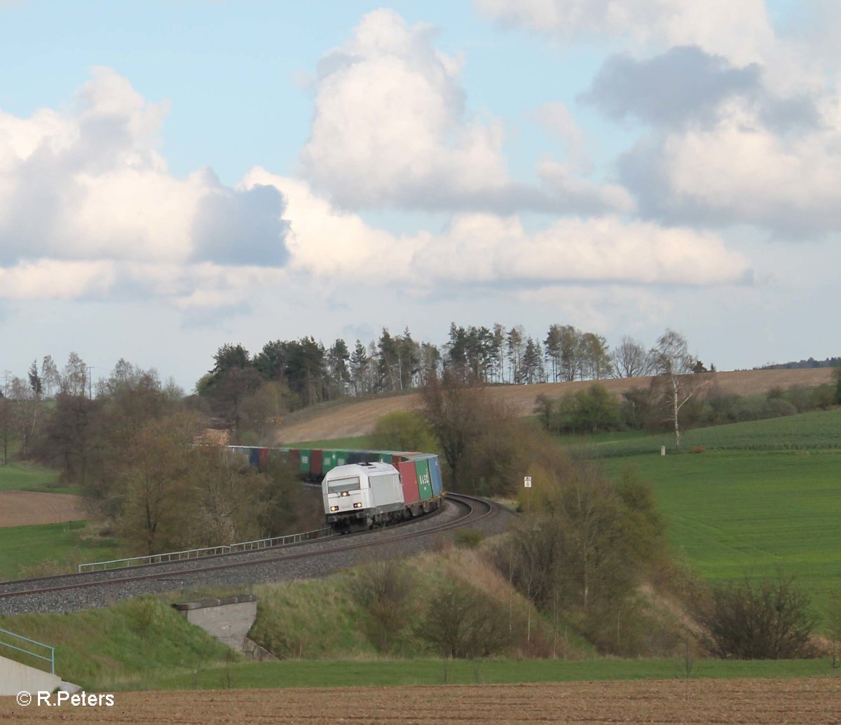 223 143 zieht bei Lengenfeld den Wiesau Containerzug nach Hamburg durch die Kurve. 25.04.16