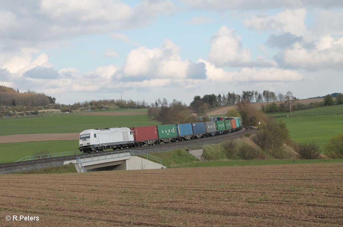 223 143 zieht bei Lengenfeld den Wiesau Containerzug nach Hamburg durch die Kurve. 25.04.16