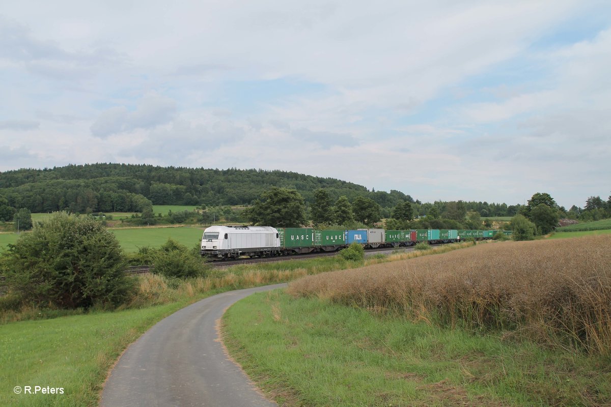 223 143 zieht bei Lengenfeld den Wiesau Containerzug nach Hof. 29.07.16