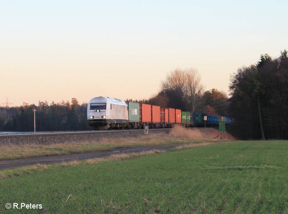 223 143 zieht bei Oberteich den Containerzug Wiesau - Hof. 29.01.15