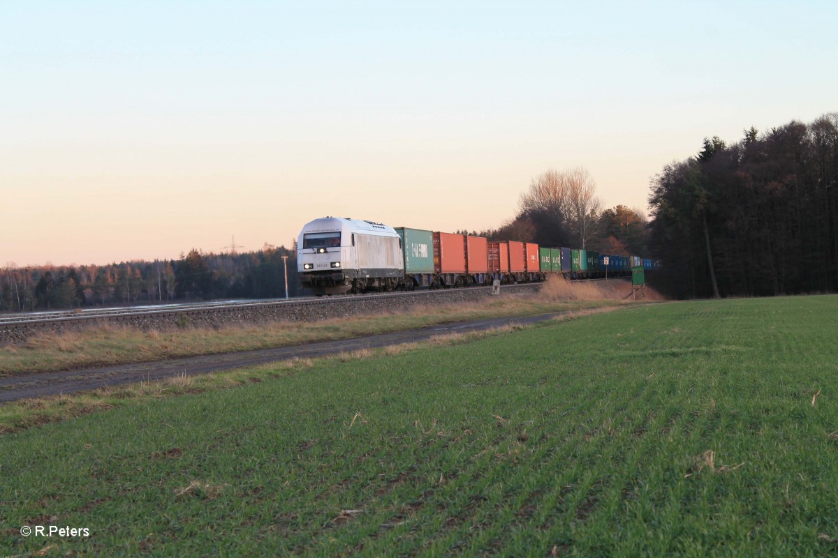 223 143 zieht bei Oberteich den Containerzug Wiesau - Hof. 29.01.15