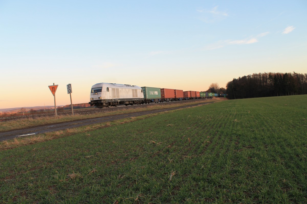 223 143 zieht bei Oberteich den Containerzug Wiesau - Hof. 29.01.15