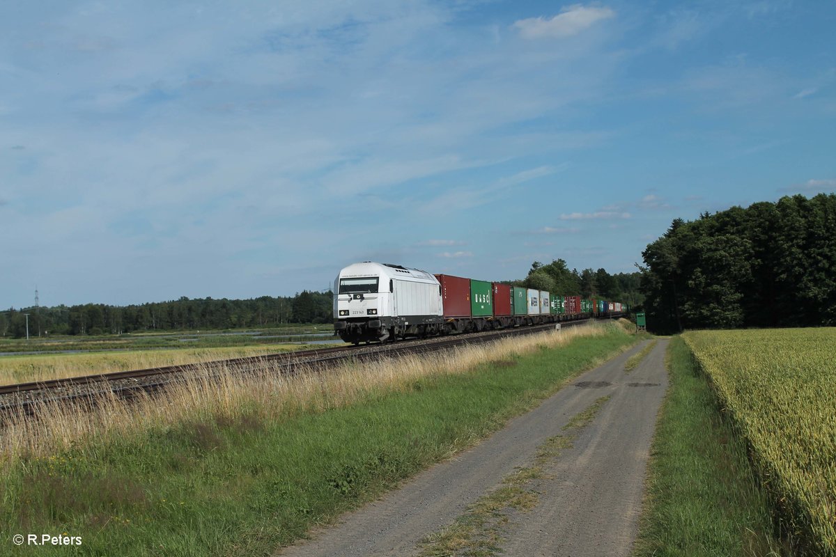 223 143 zieht bei Oberteich den Wiesau Containerzug nach Hamburg. 07.07.16